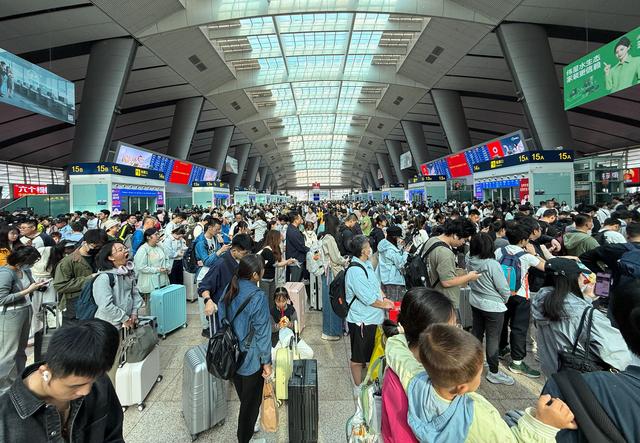 假期首日北京铁路预计发送89.3万人次