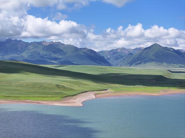 甘肃张掖：山丹马场景色如画