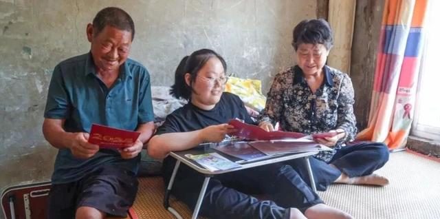 爷爷6000多次弯腰背出孙女大学路