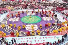 火上央视的“千人舞麒麟”里两位“大咖”，你认出来了吗？图片