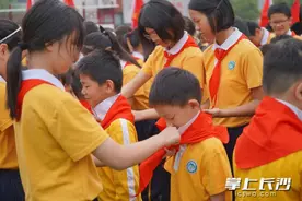 入队仪式+队列队形展示，这场建队日主题活动展现少先队员风采图片