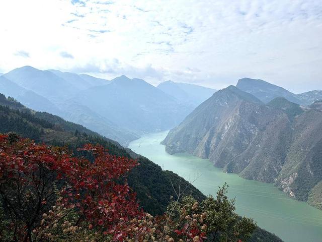 巴东：巫峡口畔红叶舞 大面山巅秋意浓