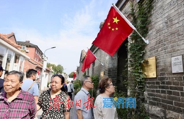 国庆假期首日 红旗飘扬映老街