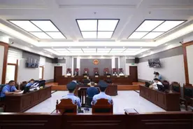 男子将大量死因不明的牛头、蹄、内脏煮熟，并用双氧水浸泡漂白，添加牛肉香精后出售图片