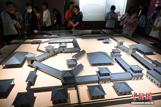 游客参观和林格尔土城子遗址公园