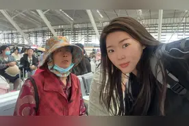 青岛故事丨即墨七旬奶奶20元买的帽子，激活孙女儿时“天安门”的承诺图片