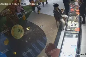 湖南一男子在金店试戴项链拔腿就跑，警方将其抓获，店员：他年纪小，可能没考虑后果图片