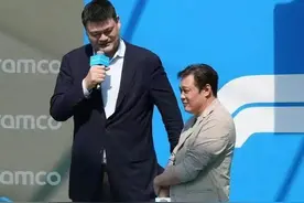 姚明范志毅罕见同框！“范大将军也有小鸟依人的一天”图片