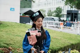 济南高校毕业季，女生们纷纷DIY簪花学士服图片