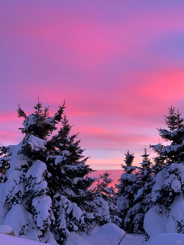雪岭暮色，一场粉蓝交织的天际幻梦