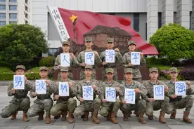 人民海军成立76周年 | 浪花与青春的誓言图片