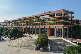 11月16日起，广美校友可凭电子校友卡出入校园图片