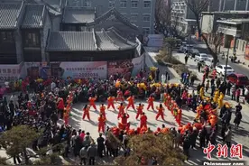 山西太原百余年拱极门前上演“二月二”民俗表演图片