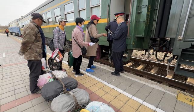 新闻8点见丨OpenAI创始人奥特曼出局；山村里的一元慢火车