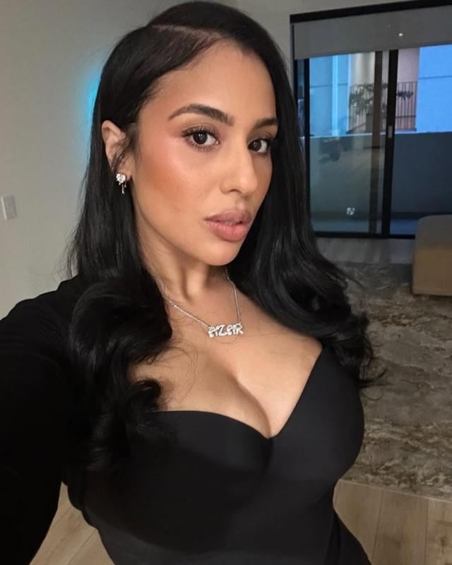 女主持：我还是处女 皮尔斯：你说啥？你都是老女人了好吧！