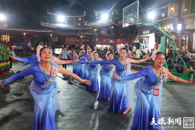 万家灯火映团结 银发舞步醉苗寨|2025年全国老年人健身广场舞大联动主会场巡游活动举行