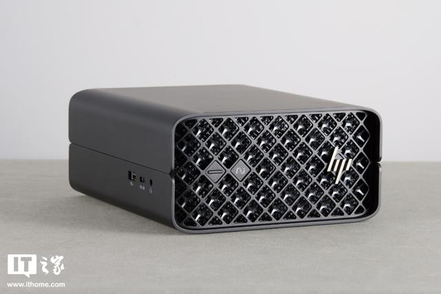 惠普 Z2 Mini G1a 迷你 AI 工作站图赏：横竖都能放，小巧又时尚