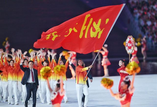 郑钦文摇旗入场！湖北体育代表团亮相十五运会开幕式，湖北健儿已获3金3银2铜