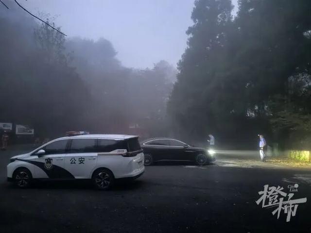 248斤男子被困 警方展开超重救援