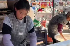 19岁女孩3点起床帮妈妈卖烤牌走红：希望多挣钱，不计划开直播图片