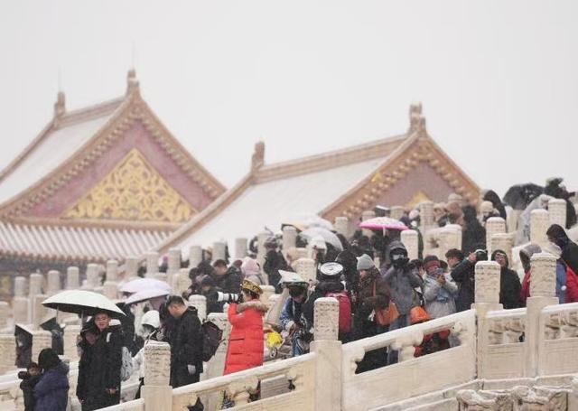 北京初雪点燃“暖经济” 古装打卡与铜锅涮肉成冬日风尚