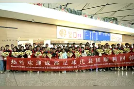 成都足球小将在巴西“夺冠”回蓉，国际体育交流助“金牌球市”走向世界图片