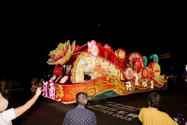 临港的夜晚很浪漫！滴水湖畔，25辆花车点亮“流动星河”