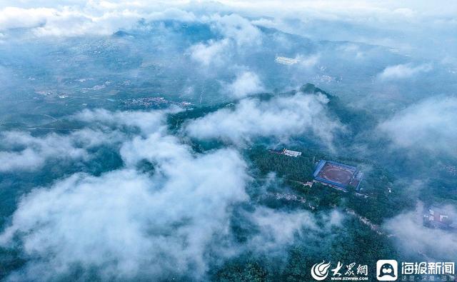 临沂：天上王城景区云雾缭绕