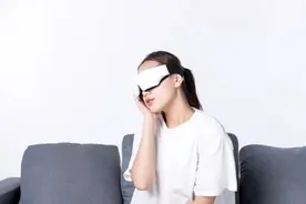 仅用两次险致失明！医生：选用眼部按摩仪要慎重图片