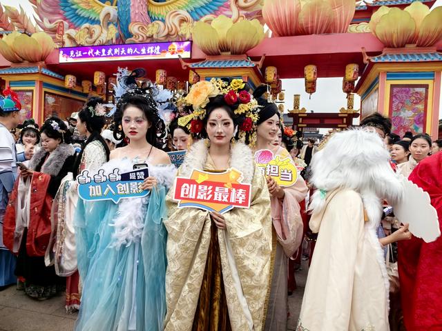 “凤舞神都·汉服同行” 汉服出行日活动在洛阳老城举行