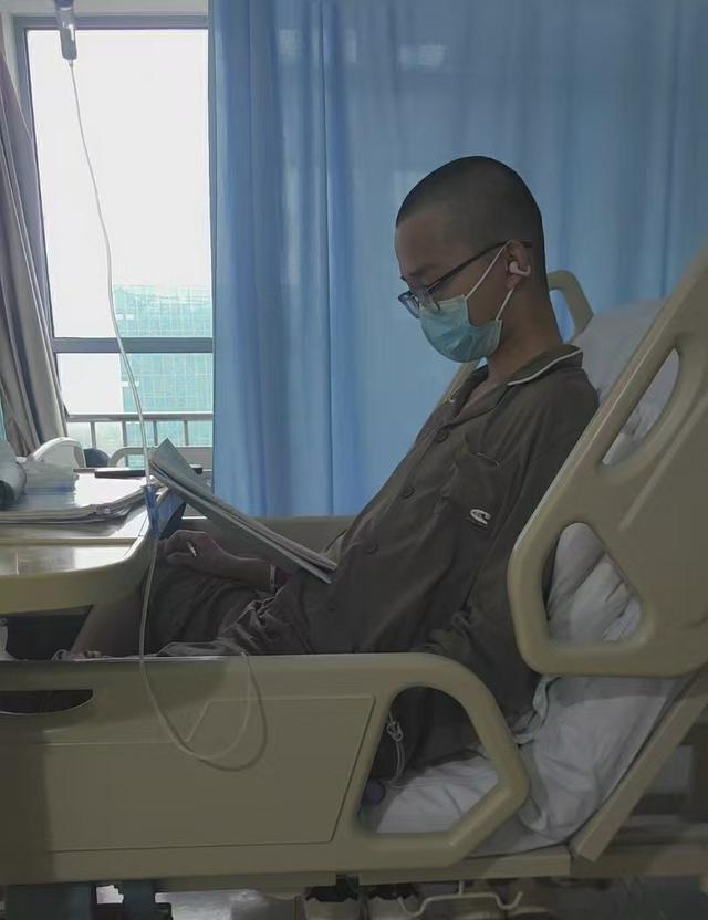 患白血病少年在病房收到录取通知书