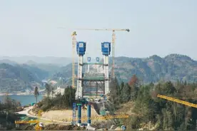 张官高速洞庭溪沅水特大桥索塔成功“牵手”图片