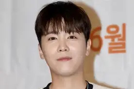 警惕！这种病可癌变：韩国艺人自曝椅子只敢坐一半，20年来做了8次手术图片