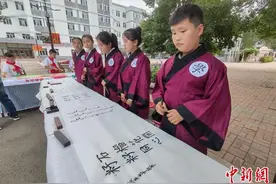 （铸牢共同体 中华一家亲）兴安盟红城小学特色课：籽籽同心、石榴花开图片