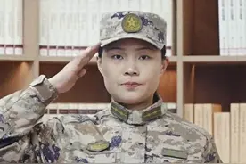 文武双全！清华女硕士二次入伍被授衔中尉图片