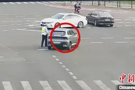 上海街头现豪华版“老头乐” 外型似新能源汽车图片