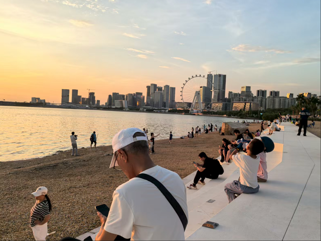前海有个“大沙滩”：有人组队玩飞盘，有人天天来“遛娃”