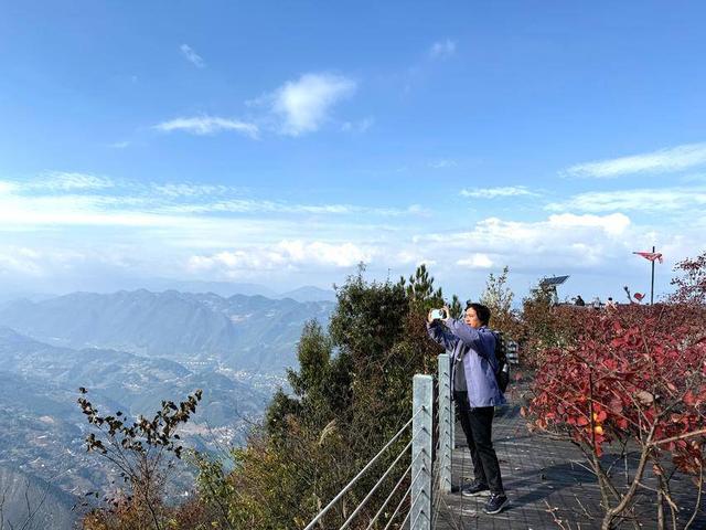 巴东：巫峡口畔红叶舞 大面山巅秋意浓