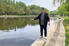 青岛故事｜点赞！64岁青岛大爷纵身一跃，将落水老人托举上岸图片