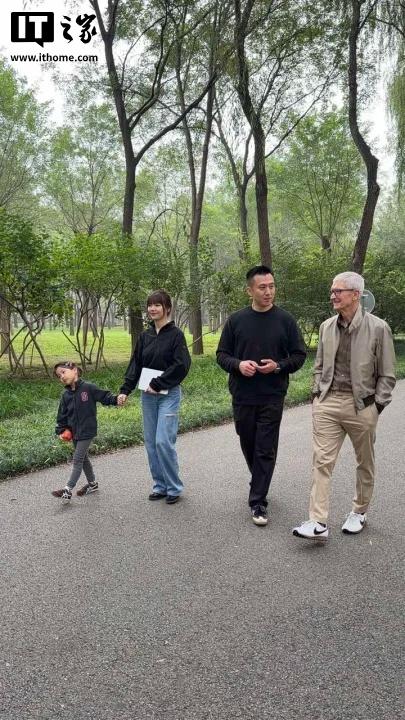 苹果 CEO 库克现身北京，同开发者散步聊天
