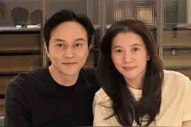 24年了！袁咏仪晒与张智霖的素颜合照，网友纷纷送祝福图片