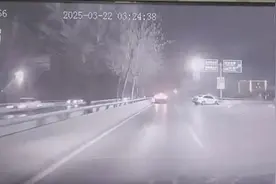“硬从火里拉出来的！”西安的哥凌晨徒手破窗，与乘客勇救4人图片
