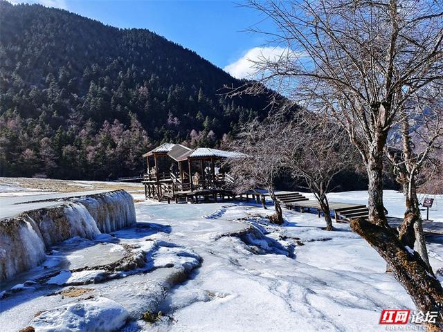 一半冰雪，一半碧波，冬日黄龙的色彩魔术