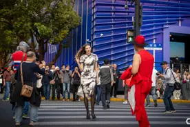 三月最热天的上海时装周，街头斑马线成时尚T台图片