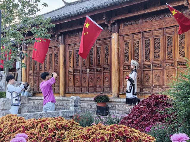 金秋邂逅古城之美 游客赞誉丽江韵