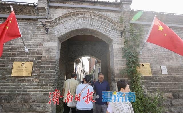 国庆假期首日 红旗飘扬映老街