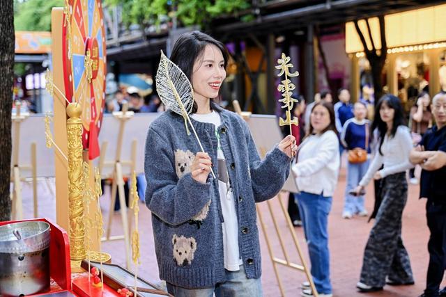 红叶“火炬”东郊记忆燃情传递，“我把红叶寄给你”第二季全球传递活动首站开启