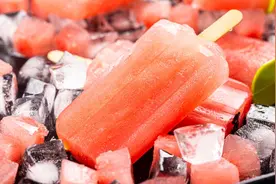 周末美食DIY丨西瓜冰棒易上手，清凉甜美又消暑图片