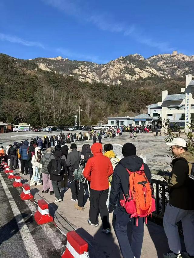 火上热搜！雪后崂山美到刷屏，市民游客排队打卡！