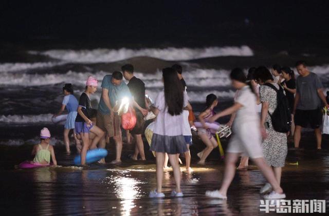 青岛故事·影像丨夜色沙滩 欢乐无限